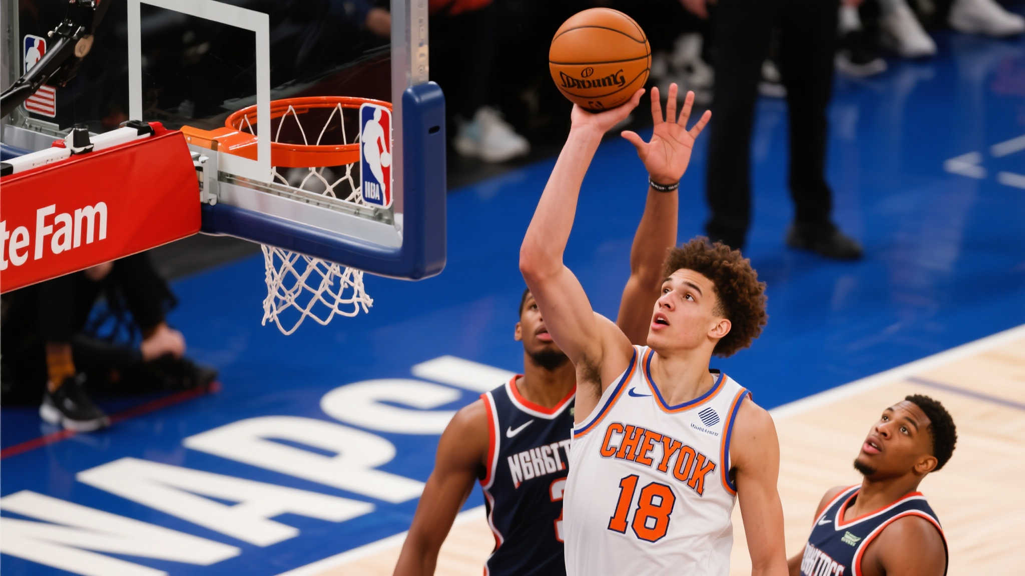 霍姆格伦脚踏橙绿KD18，砍下18分并送出5次封盖