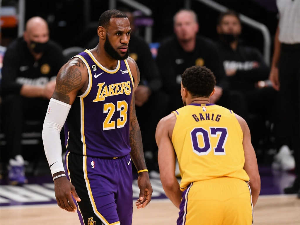 詹皇G1创生涯最惨败绩 东契奇成众矢之的 湖人前景堪忧? 詹皇G1创生涯最惨败绩 东契奇成众矢之的 湖人前景堪忧?